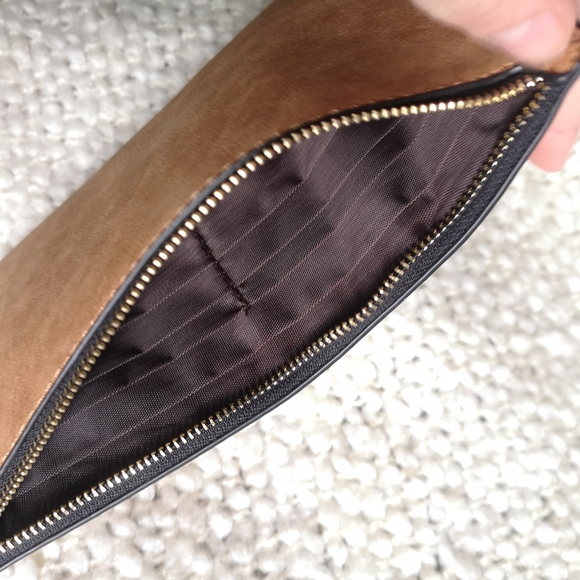 🏷️2/$20🏷️ Simple clutch - Picture 3 of 4